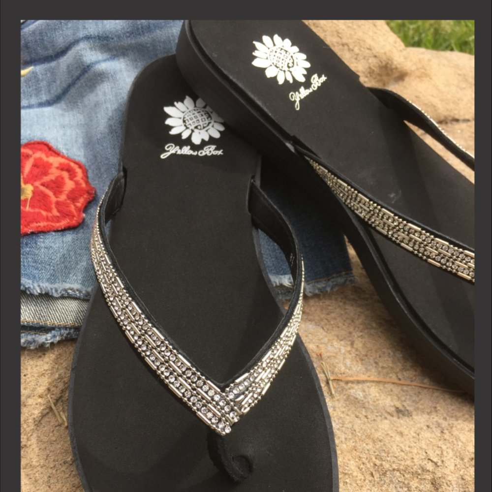 🆕❤️Yellow Box Subtle Bling Flat Sandal